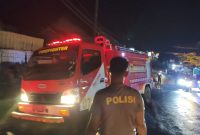 Tim Damkar bersama Anggota Polsek Slogohimo dan warga tengah melakukan pemadaman (foto dok Humas Polres Wonogiri)