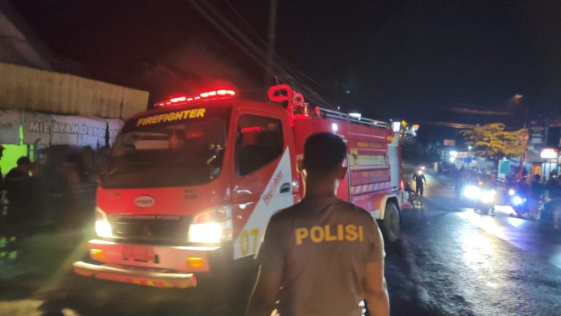 Tim Damkar bersama Anggota Polsek Slogohimo dan warga tengah melakukan pemadaman (foto dok Humas Polres Wonogiri)