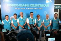 -KELISTRIKAN NASIONAL- Direktur Utama PLN, Darmawan Prasodjo (tengah) didampingi Direktur Perencanaan Korporat dan Pengembangan Bisnis PLN, Hartanto Wibowo (kiri), Direktur Manajemen Pembangkitan PLN, Adi Lumakso (kedua dari kiri), Direktur Transmisi dan Perencanaan Sistem PLN, Evy Haryadi (ketiga dari kiri), Direktur Distribusi PLN, Adi Priyanto (ketiga dari kanan), Direktur Manajemen Risiko PLN, Suroso Isnandar (kedua dari kanan), dan Direktur Legal dan Manajemen Human Capital, Yusuf Didi Setiarto (kanan) melakukan konferensi pers terkait kondisi kelistrikan nasional pada malam tahun baru di Kantor PLN UID Jakarta Raya, Selasa (31/12/2024). Foto : Dok.PLN