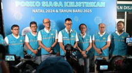 -KELISTRIKAN NASIONAL- Direktur Utama PLN, Darmawan Prasodjo (tengah) didampingi Direktur Perencanaan Korporat dan Pengembangan Bisnis PLN, Hartanto Wibowo (kiri), Direktur Manajemen Pembangkitan PLN, Adi Lumakso (kedua dari kiri), Direktur Transmisi dan Perencanaan Sistem PLN, Evy Haryadi (ketiga dari kiri), Direktur Distribusi PLN, Adi Priyanto (ketiga dari kanan), Direktur Manajemen Risiko PLN, Suroso Isnandar (kedua dari kanan), dan Direktur Legal dan Manajemen Human Capital, Yusuf Didi Setiarto (kanan) melakukan konferensi pers terkait kondisi kelistrikan nasional pada malam tahun baru di Kantor PLN UID Jakarta Raya, Selasa (31/12/2024). Foto : Dok.PLN