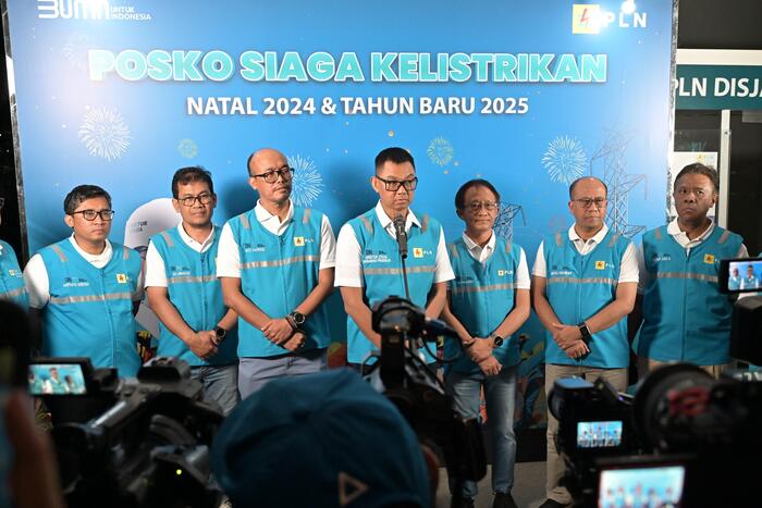 -KELISTRIKAN NASIONAL- Direktur Utama PLN, Darmawan Prasodjo (tengah) didampingi Direktur Perencanaan Korporat dan Pengembangan Bisnis PLN, Hartanto Wibowo (kiri), Direktur Manajemen Pembangkitan PLN, Adi Lumakso (kedua dari kiri), Direktur Transmisi dan Perencanaan Sistem PLN, Evy Haryadi (ketiga dari kiri), Direktur Distribusi PLN, Adi Priyanto (ketiga dari kanan), Direktur Manajemen Risiko PLN, Suroso Isnandar (kedua dari kanan), dan Direktur Legal dan Manajemen Human Capital, Yusuf Didi Setiarto (kanan) melakukan konferensi pers terkait kondisi kelistrikan nasional pada malam tahun baru di Kantor PLN UID Jakarta Raya, Selasa (31/12/2024). Foto : Dok.PLN