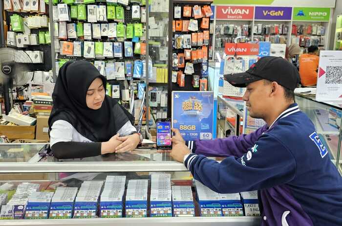 -TRIPLE KUOTA- Pelanggan XL Axiata mendapatkan penjelasan mengenai program promo awal tahun 2025. Foto : Dok.XL
