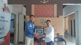 -SILATURAHMI- Silaturahmi Area Manager Communication, Relations & Corporate Social Responsibility (CSR) Regional Jawa Tengah PT Pertamina Patra Niaga, Taufiq Kurniawanz bersama tim di Gedung Pers Jateng, Kamis (16/1/2025). Foto : Dok.Pertamina