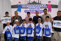 -KHITANAN MASSAL- Karyawan PT XL Axiata Tbk (XL Axiata) melalui MTXL Axiata menggelar khitan massal di Banyumas dan Tegal. Foto : Dok.XL