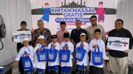 -KHITANAN MASSAL- Karyawan PT XL Axiata Tbk (XL Axiata) melalui MTXL Axiata menggelar khitan massal di Banyumas dan Tegal. Foto : Dok.XL