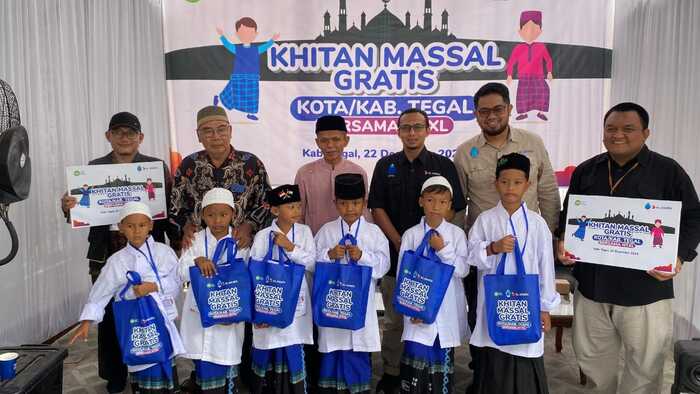 -KHITANAN MASSAL- Karyawan PT XL Axiata Tbk (XL Axiata) melalui MTXL Axiata menggelar khitan massal di Banyumas dan Tegal. Foto : Dok.XL
