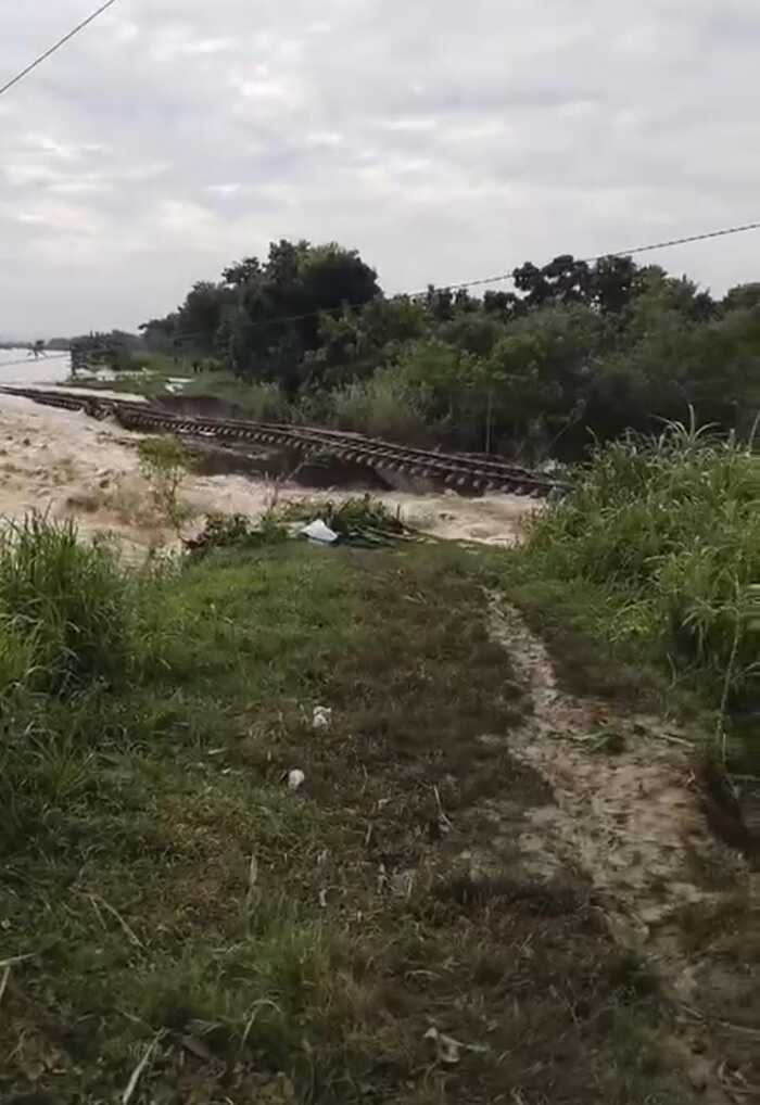 Update perkembangan penanganan banjir yang terjadi di Km 32+5/7 antara Stasiun Gubug - Stasiun Karangjati, Kabupaten Grobogan. Foto : Dok.KAI