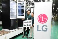 LG melakukan produksi perdana Kulkas Premium Bottom Freezer InstaView Auto Ice Maker di Indonesia. Foto : Dok.LG