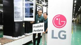 LG melakukan produksi perdana Kulkas Premium Bottom Freezer InstaView Auto Ice Maker di Indonesia. Foto : Dok.LG
