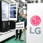 LG melakukan produksi perdana Kulkas Premium Bottom Freezer InstaView Auto Ice Maker di Indonesia. Foto : Dok.LG