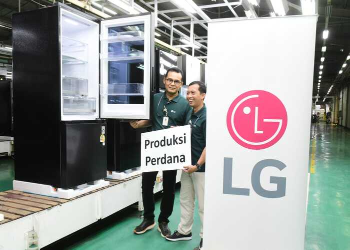 LG melakukan produksi perdana Kulkas Premium Bottom Freezer InstaView Auto Ice Maker di Indonesia. Foto : Dok.LG