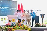 Peresmian 37 proyek strategis ketenagalistrikan di 18 Provinsi oleh Presiden Republik Indonesia, Prabowo Subianto (tengah), didampingi Menteri ESDM, Bahlil Lahadalia (kedua dari kanan), Menteri BUMN, Erick Thohir (kedua dari kiri), Menteri PU, Dody Hanggodo (kiri), dan Direktur Utama PLN, Darmawan Prasodjo (kanan) pada Senin (20/1/2025) bertempat di PLTA Jatigede, Kabupaten Sumedang, Jawa Barat. Foto : Dok.PLN