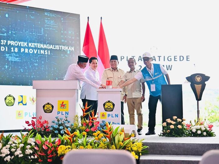 Peresmian 37 proyek strategis ketenagalistrikan di 18 Provinsi oleh Presiden Republik Indonesia, Prabowo Subianto (tengah), didampingi Menteri ESDM, Bahlil Lahadalia (kedua dari kanan), Menteri BUMN, Erick Thohir (kedua dari kiri), Menteri PU, Dody Hanggodo (kiri), dan Direktur Utama PLN, Darmawan Prasodjo (kanan) pada Senin (20/1/2025) bertempat di PLTA Jatigede, Kabupaten Sumedang, Jawa Barat. Foto : Dok.PLN