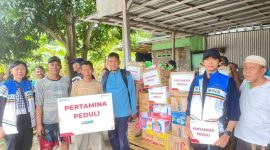 Pertamina Patra Niaga Regional Jawa Bagian Tengah, Selasa (21/1/2025), menyerahkan bantuan CSR first aid bencana, di Patebon, Kendal. Foto : Dok.Pertamina