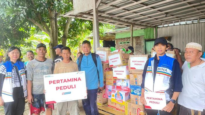 Pertamina Patra Niaga Regional Jawa Bagian Tengah, Selasa (21/1/2025), menyerahkan bantuan CSR first aid bencana, di Patebon, Kendal. Foto : Dok.Pertamina