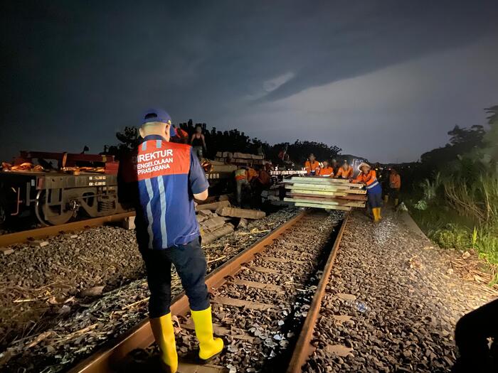 Kondisi terkini dalam perbaikan jalur kereta api yang terdampak banjir di Km 32+5/7 pada petak jalan antara Stasiun Gubug dan Stasiun Karangjati. Foto : Dok.KAI