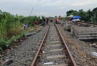 Masuki hari ke-2, KAI Daop 4 Semarang masih terus melakukan upaya penanganan dan percepatan dalam mengatasi luapan air di lokasi terdampak banjir. Foto : Dok.KAI