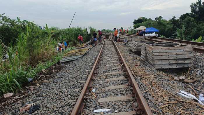 Masuki hari ke-2, KAI Daop 4 Semarang masih terus melakukan upaya penanganan dan percepatan dalam mengatasi luapan air di lokasi terdampak banjir. Foto : Dok.KAI