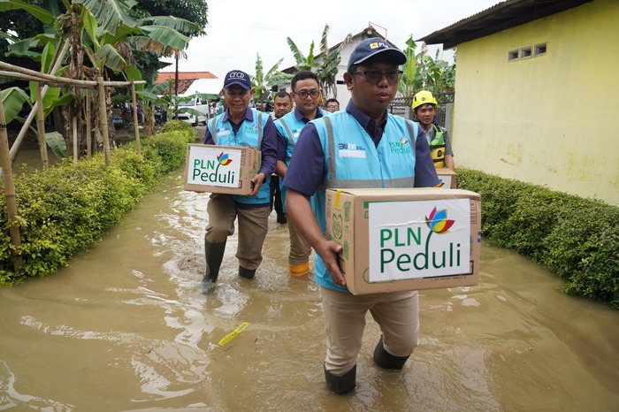 PLN melalui program PLN Peduli, yang berkolaborasi dengan Yayasan Baitul Maal (YBM) PLN UID Jateng & DIY, menyalurkan bantuan nago korban banjir Kendal terdampak cuaca ekstrem, Senin (21/1/2025). Foto : Dok.PLN