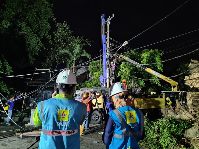 Menjelang Tahun Baru Imlek, PLN mengimbau masyarakat untuk tetap waspada terhadap bahaya kelistrikan akibat cuaca ekstrem. Foto : Dok.PLN