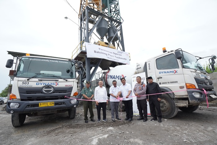 Prosesi pengguntingan pita antara Direktur Solusi Bangun Beton, Giri Prabowo bersama Direktur PT Karya Wira Beton, Bonifatius Cahyo Trinugroho dan perwakilan daerah Tasikmadu saat peresmian batching plant di Tasikmadu, Karanganyar, Jawa Tengah. Foto : Dok.SBI