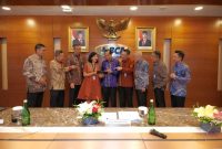 Komisaris BCA Tonny Kusnadi (keempat kanan), Presiden Direktur BCA Jahja Setiaatmadja (tengah), Wakil Presiden Direktur BCA Hendra Lembong (ketiga kiri), Direktur BCA Subur Tan (kedua kanan), Direktur BCA Rudy Susanto (ketiga kanan), Direktur BCA Santoso (kedua kiri), Direktur BCA Vera Eve Lim (keempat kiri), Direktur BCA Frengky Chandra Kusuma (kanan), dan Direktur BCA John Kosasih (kiri), dalam