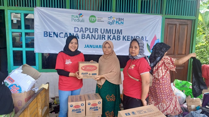 Biskuit Kokola memberikan ratusan biskuit bagi korban banjir Kendal, sehingga dapat membantu masyarakat yang terdampak. Foto : Dok.Kokola