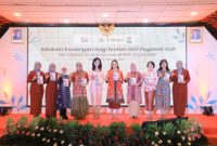 Literasi Keuangan -Kepala Eksekutif Pengawas Perilaku Pelaku Usaha Jasa Keuangan, Edukasi dan Pelindungan Konsumen OJK Friderica Widyasari Dewi dan Ketua Dewan Pembina IIPOJK Ita Siregar bersamaan dengan Kegiatan Edukasi Keuangan dengan tema 