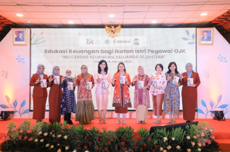 Literasi Keuangan -Kepala Eksekutif Pengawas Perilaku Pelaku Usaha Jasa Keuangan, Edukasi dan Pelindungan Konsumen OJK Friderica Widyasari Dewi dan Ketua Dewan Pembina IIPOJK Ita Siregar bersamaan dengan Kegiatan Edukasi Keuangan dengan tema 