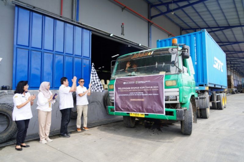 EKSPOR KOPI - Kepala Perwakilan BANK Indonesia Provinsi Jateng Rahmat Dwi Saputra melakukan pecah kendi sebagai tradisi untuk melepas ekspor perdana kopi Temanggung di tahun 2025. (ist)