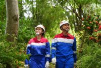 PRESTASI - Kurnia Nugraha selaku Media Communication Head Dept JNE mewakili penerimaan penghargaan Indonesia Brand Champion 2025 yang diserahkan langsung oleh Susi Raharjo selaku CEO Media Infobrand Group. (ist/tya)