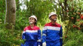 PRESTASI - Kurnia Nugraha selaku Media Communication Head Dept JNE mewakili penerimaan penghargaan Indonesia Brand Champion 2025 yang diserahkan langsung oleh Susi Raharjo selaku CEO Media Infobrand Group. (ist/tya)