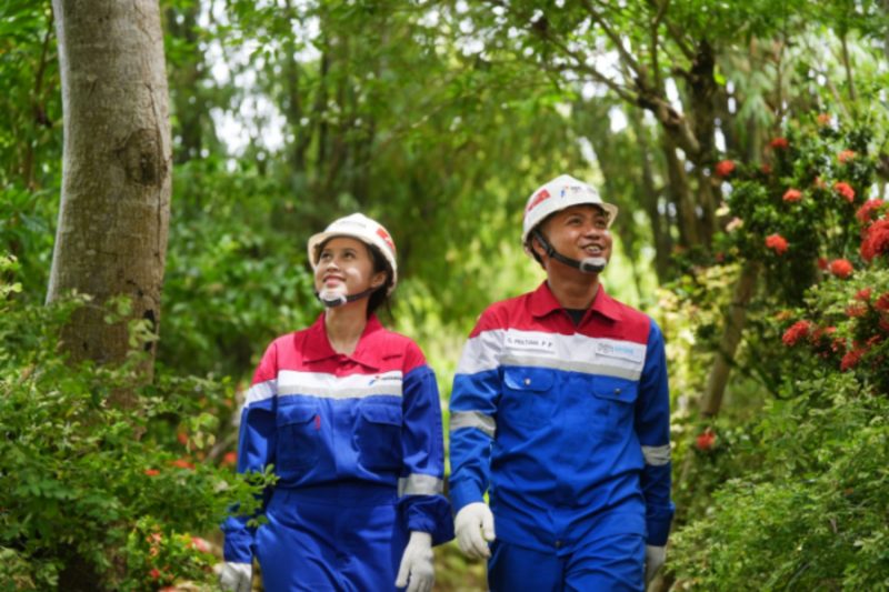 PRESTASI - Kurnia Nugraha selaku Media Communication Head Dept JNE mewakili penerimaan penghargaan Indonesia Brand Champion 2025 yang diserahkan langsung oleh Susi Raharjo selaku CEO Media Infobrand Group. (ist/tya)