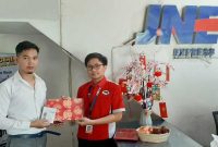 JNE menghadirkan nuansa perayaan yang meriah untuk meramaikan Tahun Baru Imlek 2025 di Sales Counter Cabang JNE pada Rabu, 29 Januari 2025. Foto : Dok.JNE