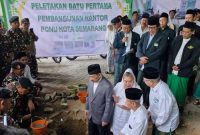 Wali Kota Hevearita Gunaryanti Rahayu atau Mbak Ita didampingi Ketua Umum MUI KH Ahmad Darodji dan Ketua Baznas RI Prof Dr KH Noor Achmad MA melakukan peletakkan batu pertama Pembangunan Kantor PCNU Kota Semarang. Foto : Dok.PCNU