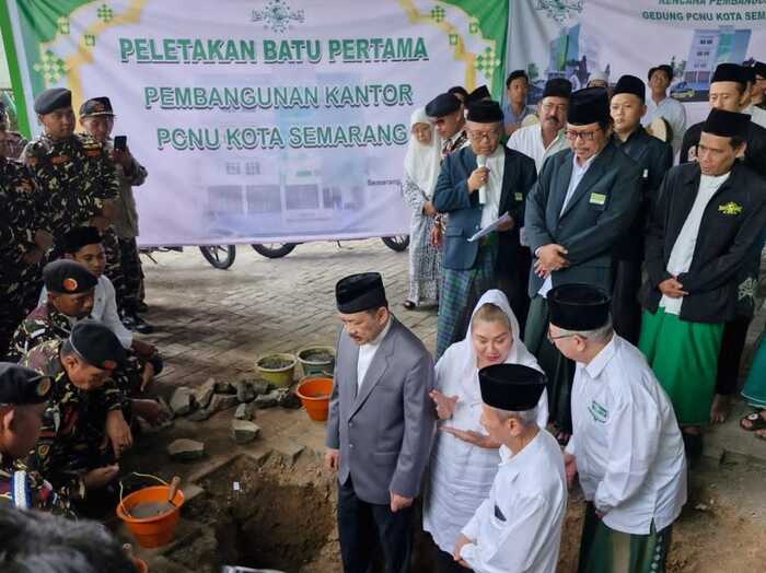 Wali Kota Hevearita Gunaryanti Rahayu atau Mbak Ita didampingi Ketua Umum MUI KH Ahmad Darodji dan Ketua Baznas RI Prof Dr KH Noor Achmad MA melakukan peletakkan batu pertama Pembangunan Kantor PCNU Kota Semarang. Foto : Dok.PCNU