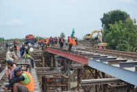 PT Kereta Api Indonesia (Persero) terus melakukan upaya percepatan penanganan normalisasi jalur kereta api akibat meluapnya Sungai Tuntang pada Km 32+5/7 antara Stasiun Karangjati - Stasiun Gubug, Kabupaten Grobogan yang terjadi sejak Selasa, 21 Januari 2025. Foto : Dok.KAI