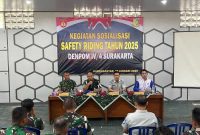 (Kiri ke Kanan) Kasdim 0727 Karanganyar, Mayor CBA Hartono; Dandenpom IV/4 Surakarta, Letkol CPM Rifky Nurachman, S.H.; Jasa Raharja Surakarta, Afrizal; dan Senior Instruktur Safety Riding Astra Motor Jateng, Oke Desiyanto, saat sosialisasi safety riding. Foto : Dok.Honda
