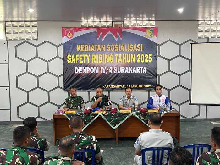 (Kiri ke Kanan) Kasdim 0727 Karanganyar, Mayor CBA Hartono; Dandenpom IV/4 Surakarta, Letkol CPM Rifky Nurachman, S.H.; Jasa Raharja Surakarta, Afrizal; dan Senior Instruktur Safety Riding Astra Motor Jateng, Oke Desiyanto, saat sosialisasi safety riding. Foto : Dok.Honda