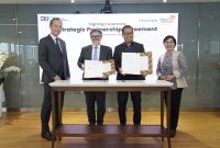 VP Asia Region – Thales Nicolas Bouverot (Paling Kiri), SVP Asia and Latin America Thales Guy Bonassi (Kedua dari Kiri), Direktur Strategic Portfolio Telkom Budi Setyawan Wijaya (Kedua dari Kanan), dan Direktur Enterprise & Business Service FM Venusiana R (Paling Kanan) dalam acara penandatanganan Strategic Partnership Agreement (SPA) antara Telkom Indonesia dengan Thales, beberapa waktu yang lalu. Foto : Dok.Telkom