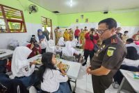 Kajati Jateng Ponco Hartanto didampingi Kepala Disdikbud Jateng Uswatun Hasanah, dan Kepala Dinkes Jateng Yunia D S saat memantau program MBG di SMAN 4 Semarang, Kota Semarang, Jawa Tengah, Senin (3/2). Foto : Dok.Kejati
