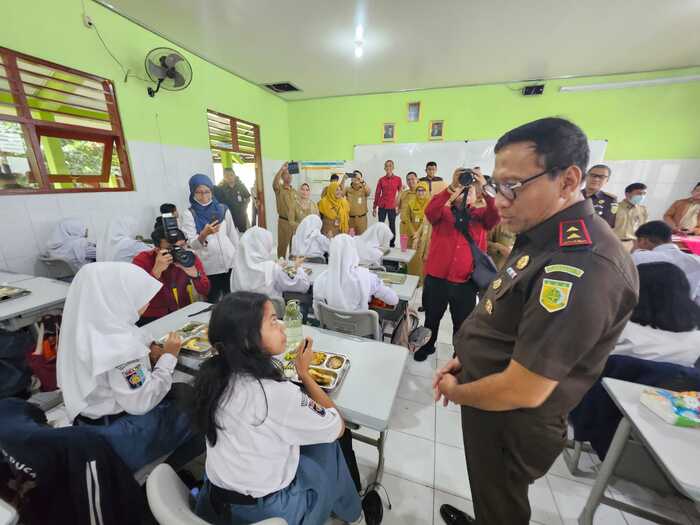 Kajati Jateng Ponco Hartanto didampingi Kepala Disdikbud Jateng Uswatun Hasanah, dan Kepala Dinkes Jateng Yunia D S saat memantau program MBG di SMAN 4 Semarang, Kota Semarang, Jawa Tengah, Senin (3/2). Foto : Dok.Kejati