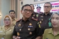 Kajati Jateng Ponco Hartanto didampingi Kepala Disdikbud Jateng Uswatun Hasanah, dan Kepala Dinkes Jateng Yunia D S saat memantau program MBG di SMAN 4 Semarang, Kota Semarang, Jawa Tengah, Senin (3/2). Foto : Dok.Kejati