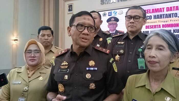 Kajati Jateng Ponco Hartanto didampingi Kepala Disdikbud Jateng Uswatun Hasanah, dan Kepala Dinkes Jateng Yunia D S saat memantau program MBG di SMAN 4 Semarang, Kota Semarang, Jawa Tengah, Senin (3/2). Foto : Dok.Kejati