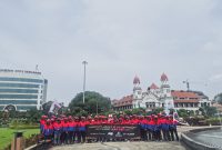 Puluhan kurir JNE Semarang berfoto di sejumlah landmark di sekitar Semarang. Foto : Dok.JNE