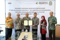 Direktur Manufacturing SBI, Soni Asrul Sani, dan Bupati Gunungkidul, Suryananta, menandatangani kesepakatan bersama pemanfaatan RDF, disaksikan oleh Direktur Keuangan dan Manajemen Risiko SBI, Ony Suprihartono, dan jajaran Pemkab Gunungkidul, di Jakarta, 3 Februari 2025. Foto : Dok.SBI