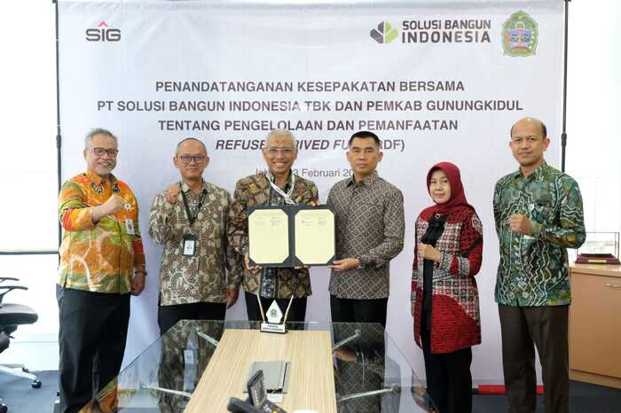 Direktur Manufacturing SBI, Soni Asrul Sani, dan Bupati Gunungkidul, Suryananta, menandatangani kesepakatan bersama pemanfaatan RDF, disaksikan oleh Direktur Keuangan dan Manajemen Risiko SBI, Ony Suprihartono, dan jajaran Pemkab Gunungkidul, di Jakarta, 3 Februari 2025. Foto : Dok.SBI