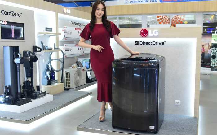 PT. LG Electronics Indonesia (LG) perkenalkan mesin cuci top loading (bukaan atas) dengan kapasitas sebesar 19 kilogram dengan fitur AI DD™ dan LG ThinQ yang tersemat pada LG TV2519DV5J. Foto : Dok.LG