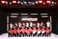 Pebalap Honda Racing Team di MotoGP, Joan Mir dan Luca Marini, didampingi pebalap Astra Honda Racing Team dan 500 bikers Honda PCX, berfoto bersama di Astra Honda Safety Riding and Training Center Deltamas pada Sabtu, 1 Februari 2025. Foto : Dok.Honda