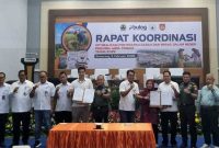 Penandatanganan kerjasama optimalisasi penyerapan gabah dan beras petani lokal untuk mendukung swasembada pangan antara Kanwil Perum BULOG Jawa Tengah dengan Pemerintah di seluruh Kabupaten/Kota di Jateng, Kodam IV/Diponegoro dan Perpadi, Rabu (5/2/2025), di aula Kanwil Perum BULOG Jateng. Foto : Dok.Bulog